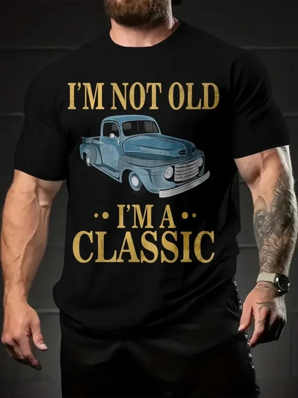 Erkek Vintage Araba Grafik T-Shirt - "Ben Yaşlı Değilim Ben Bir Klasiğim" Esprili Baskı  Nefes Alabilir Kumaş, Günlük Yaz ve Yıl Boyu Giyim için Oversize Kısa Kollu Tişört - Siyah